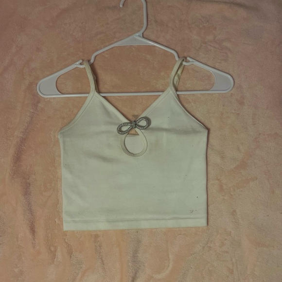 Elegant White Women's Top with Bow Detail - Picture 1 of 2